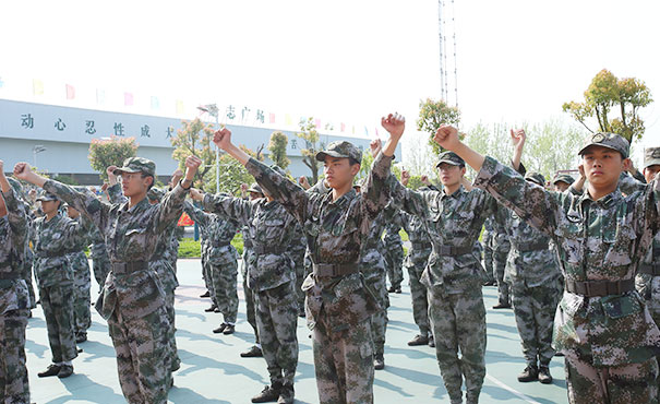 初中生沉迷手机怎么办,少年封闭式学校给出四点建议